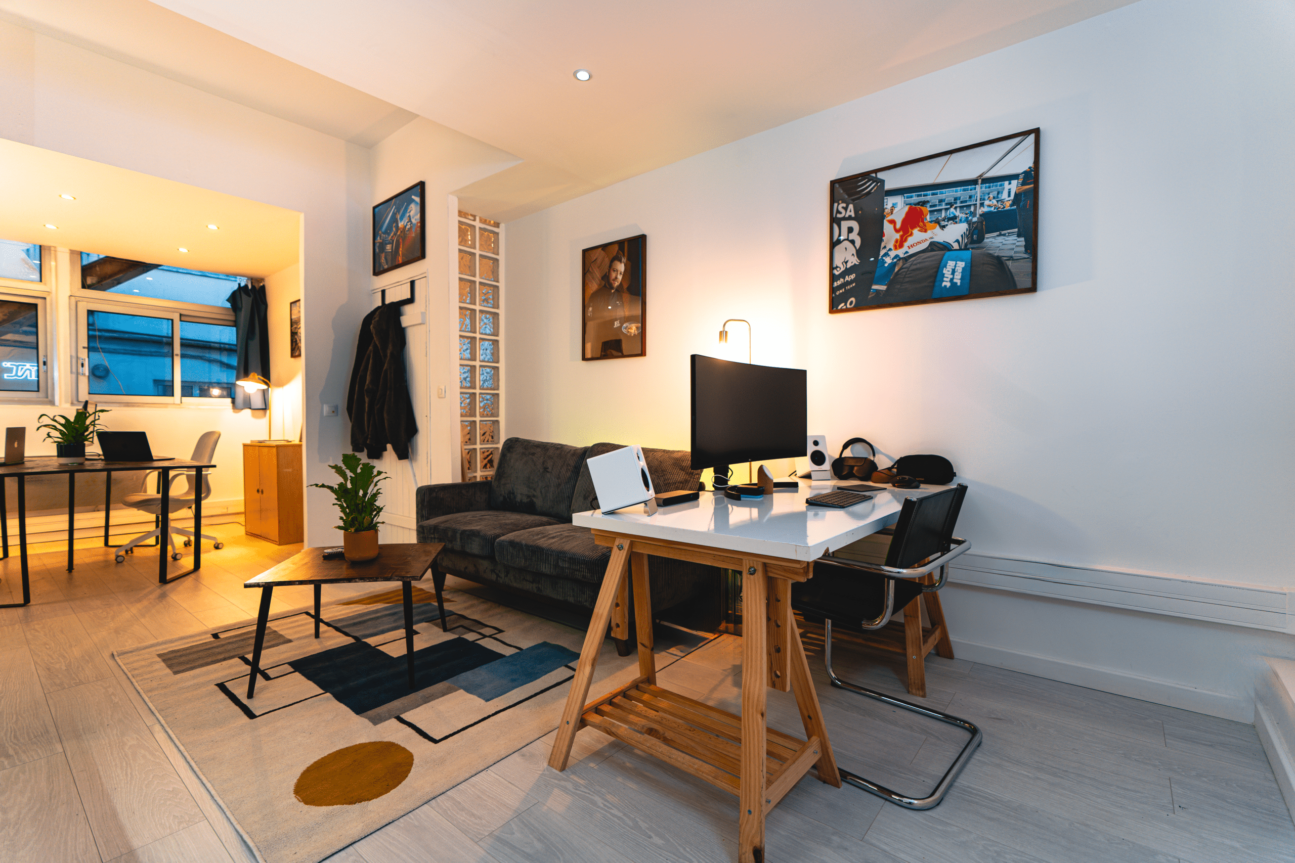 Salle de travail créatif — studio de réalisation vidéo TNX Agency Paris